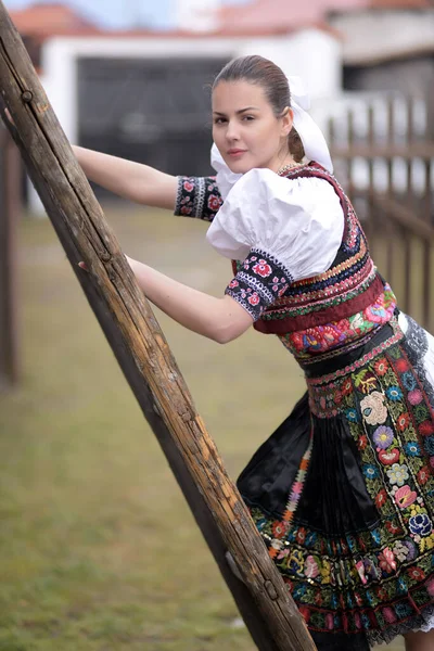 Ung Vacker Slogan Kvinna Traditionell Kostym — Stockfoto