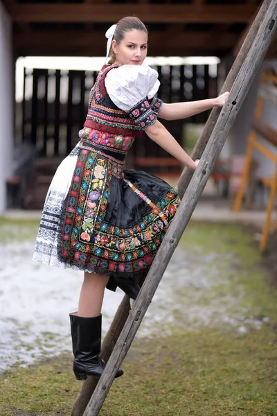 Jovem Bela Mulher Eslovaca Traje Tradicional — Fotografia de Stock