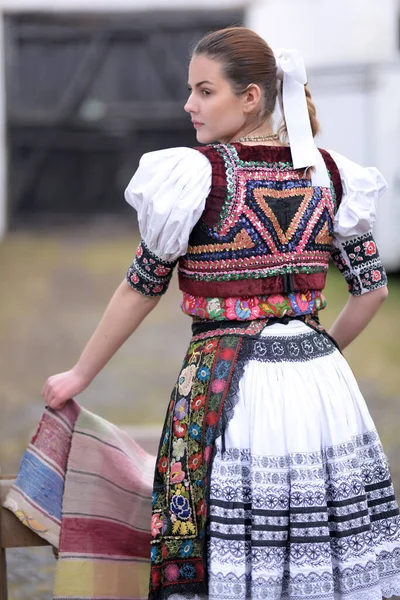 Jovem Bela Mulher Eslovaca Traje Tradicional — Fotografia de Stock