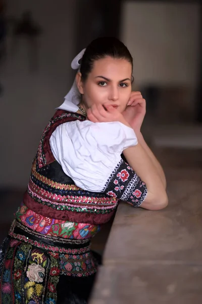 Jovem Bela Mulher Eslovaca Traje Tradicional — Fotografia de Stock