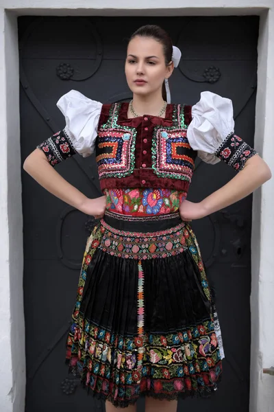 Jovem Bela Mulher Eslovaca Traje Tradicional — Fotografia de Stock