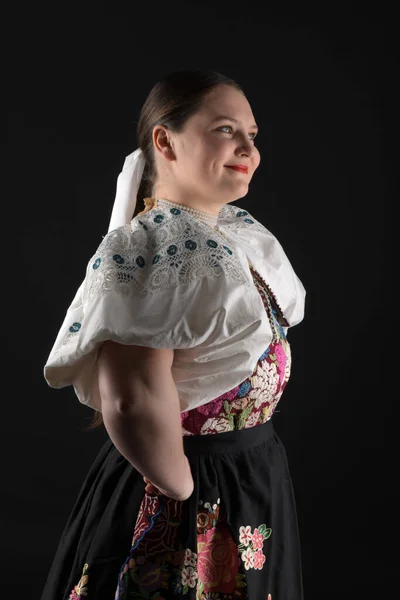 Porträt Einer Schönen Jungen Frau Traditioneller Slowakischer Kleidung — Stockfoto