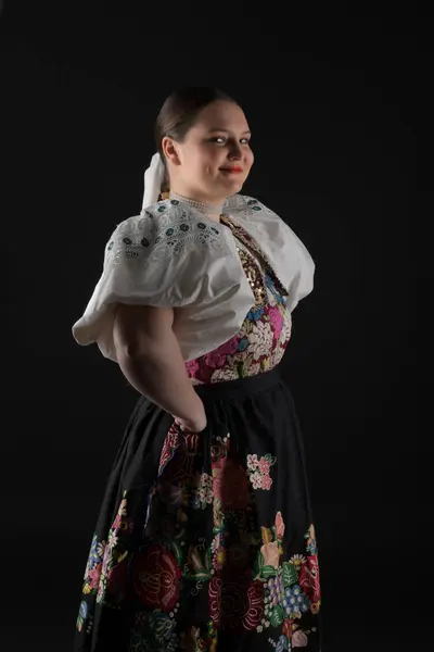 Portret Van Mooie Jonge Vrouw Traditionele Slowaakse Kleding — Stockfoto