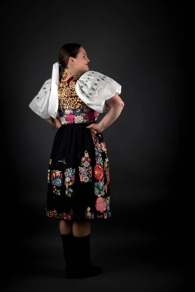 Porträt Einer Schönen Jungen Frau Traditioneller Slowakischer Kleidung — Stockfoto