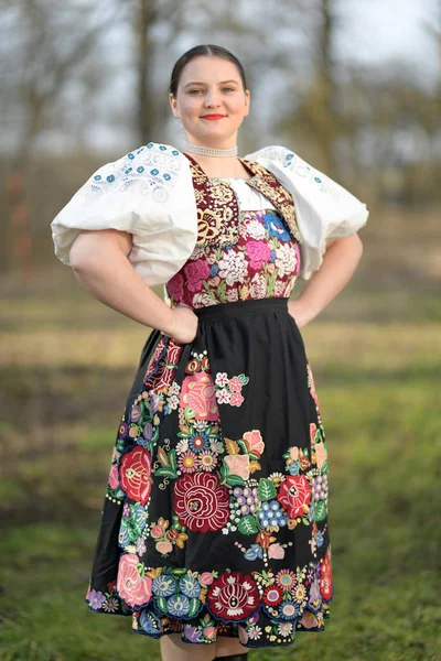 Retrato Bela Jovem Mulher Roupas Tradicionais Eslovacas — Fotografia de Stock