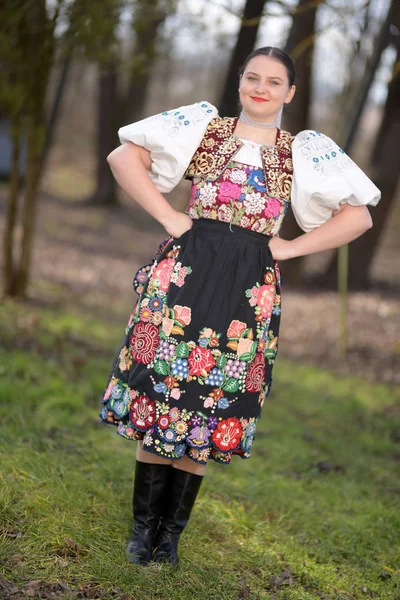 Porträt Einer Schönen Jungen Frau Traditioneller Slowakischer Kleidung — Stockfoto