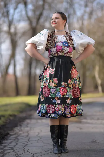 Портрет Красивой Молодой Женщины Традиционной Словацкой Одежде — стоковое фото