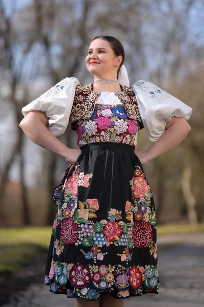 Porträt Einer Schönen Jungen Frau Traditioneller Slowakischer Kleidung — Stockfoto