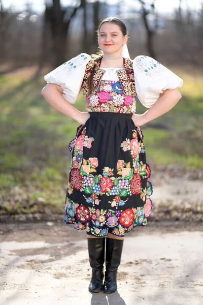 Retrato Bela Jovem Mulher Roupas Tradicionais Eslovacas — Fotografia de Stock