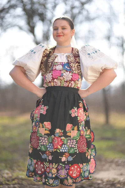 Portrait Belle Jeune Femme Vêtements Slovaques Traditionnels — Photo