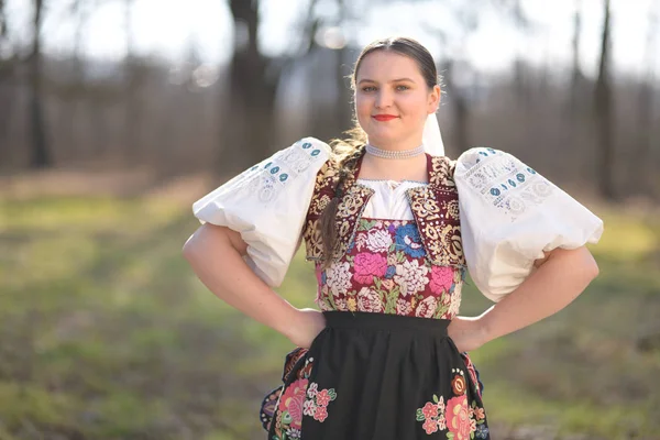 Retrato Una Hermosa Joven Con Ropa Tradicional Eslovaca —  Fotos de Stock