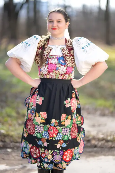 Geleneksel Slovakya Kıyafetleriyle Güzel Bir Genç Kadının Portresi — Stok fotoğraf
