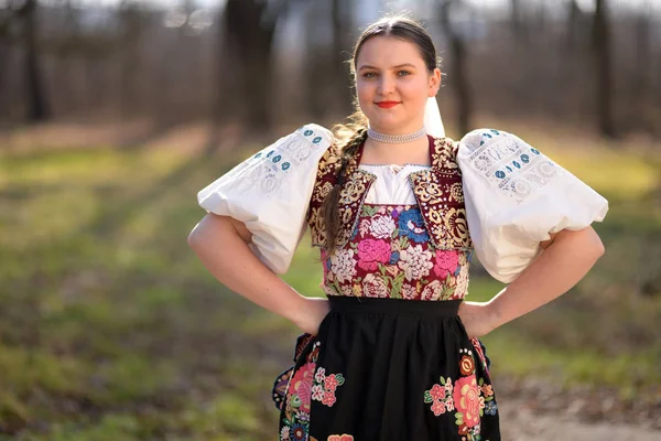 Porträt Einer Schönen Jungen Frau Traditioneller Slowakischer Kleidung — Stockfoto