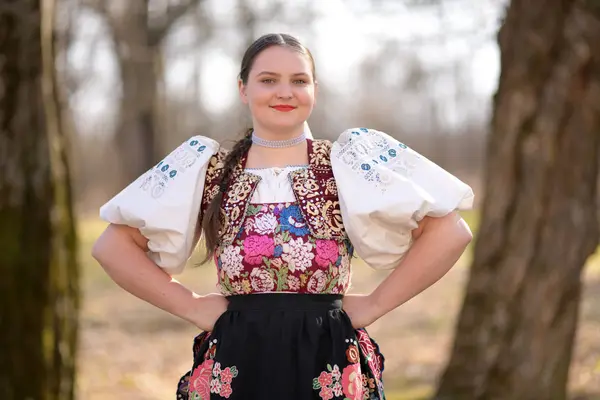 Porträt Einer Schönen Jungen Frau Traditioneller Slowakischer Kleidung — Stockfoto