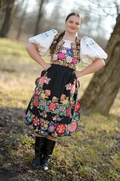 Jeune Belle Vak Vak Femme Costume Traditionnel Avec Des Fleurs — Photo
