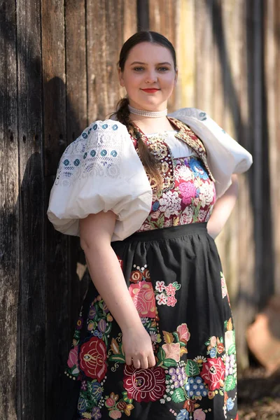 Belle Femme Tenue Nationale Posant Festival Folklorique Slovaque — Photo