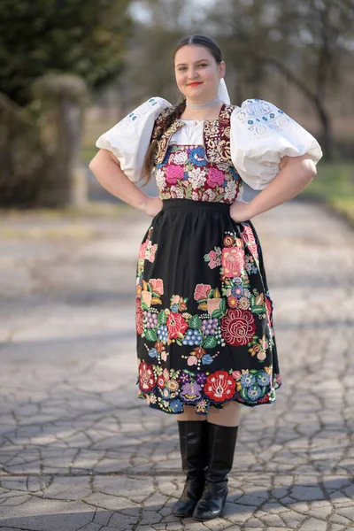 Young Woman Vak Traditional Vak Folk Clothes Outdoors — Stock Photo, Image