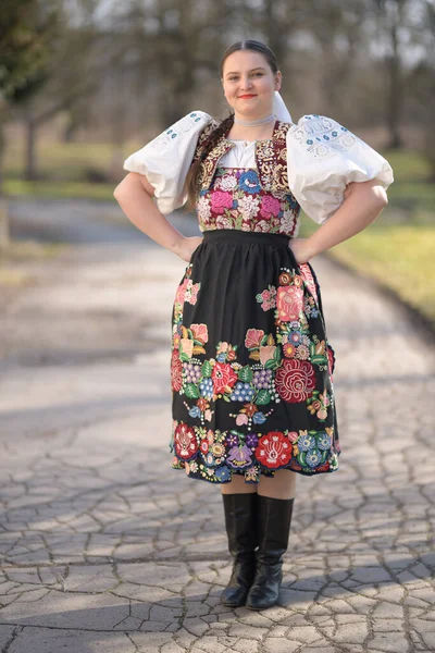 Joven Mujer Eslovaca Hermosa Traje Tradicional Folclore Eslovaco —  Fotos de Stock