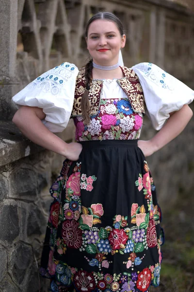 Junge Schöne Slowakische Volkstracht — Stockfoto