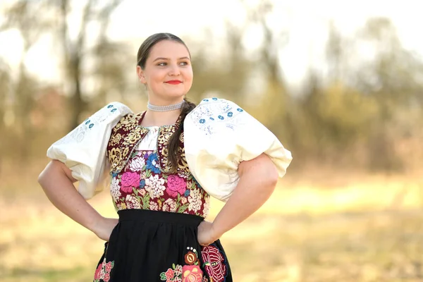 Portret Pięknej Młodej Kobiety Tradycyjnej Ukraińskiej Sukience — Zdjęcie stockowe