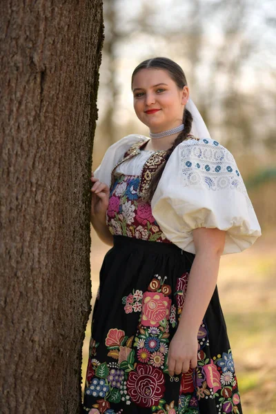 Portrét Slovenské Lidové Ženy Tradičním Slovenském Folklóru Outdoors — Stock fotografie