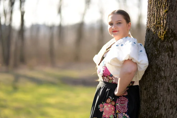 Menina Roupas Nacionais Roupas Nacionais Floresta — Fotografia de Stock