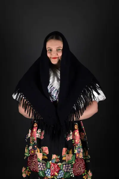 Mädchen Einem Traditionellen Ukrainischen Kleid — Stockfoto