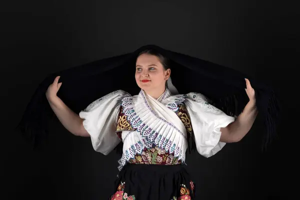 Bela Jovem Com Traje Tradicional Folclore Eslovaco — Fotografia de Stock