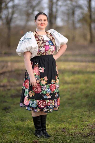 전통적인 슬로바키아 여자의 초상화 스톡 사진