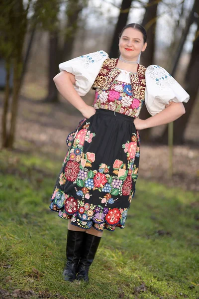 Porträtt Vacker Ung Kvinna Traditionella Slovakiska Kläder Stockfoto