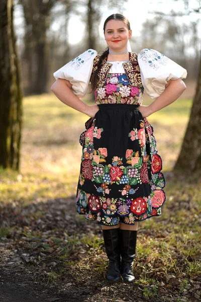 Ung Kvinna Slovak Traditionell Vak Kostym Stockbild