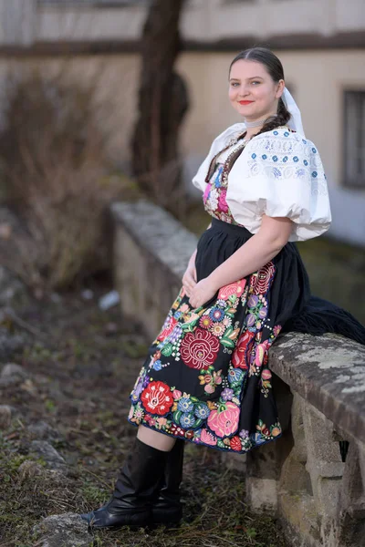 Hermosa Chica Traje Nacional Primavera Fotos De Stock