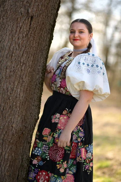 Молода Красива Словачка Традиційному Одязі Ліцензійні Стокові Фото