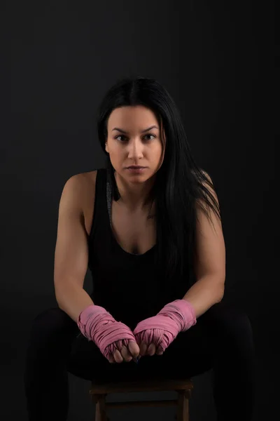 Boxe Mulher Boxer Sentado Banco Embrulhando Bandagem Torno Mão Close — Fotografia de Stock