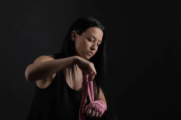 Boxe Donna Pugile Seduto Sulla Panca Fasciatura Avvolgente Intorno Mano — Foto Stock