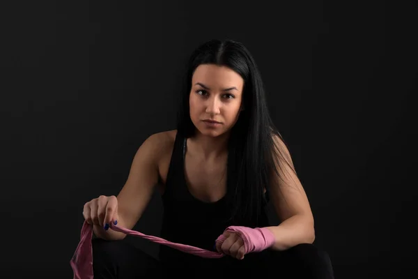 Boxe Mulher Boxer Sentado Banco Embrulhando Bandagem Torno Mão Close — Fotografia de Stock