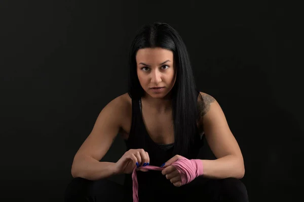 Boxe Mulher Boxer Sentado Banco Embrulhando Bandagem Torno Mão Close — Fotografia de Stock