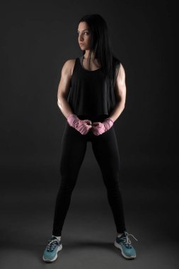 Spor salonunda boks yapan seksi kız eğitimi.