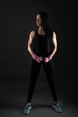 Spor salonunda boks yapan seksi kız eğitimi.