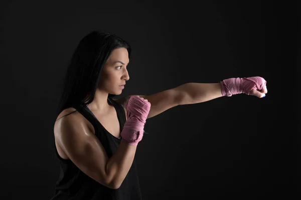 ボクシングに従事するジムでのセクシーな女の子の訓練 — ストック写真