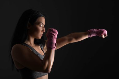 Spor yapan atletik kız.