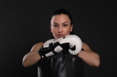 Seksi Fitness Kızı. Spor yapan atletik kız.