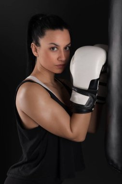 Seksi Fitness Kızı. Spor yapan atletik kız.