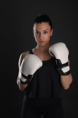 Seksi Fitness Kızı. Spor yapan atletik kız.