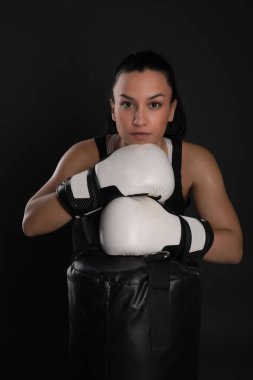 Seksi Fitness Kızı. Spor yapan atletik kız.