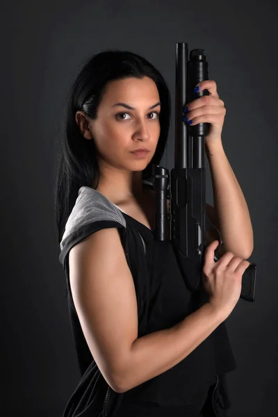 銃を持ったセクシーな女性 — ストック写真