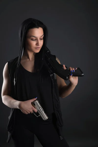 Mujer Sexy Con Pistola —  Fotos de Stock