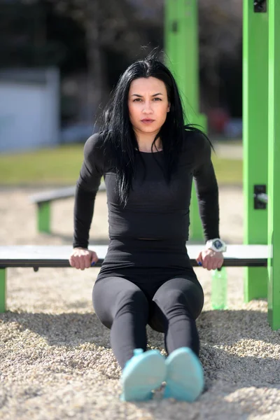 Seksowna Dziewczyna Fitness Sportowa Dziewczyna Robi Ćwiczenia — Zdjęcie stockowe