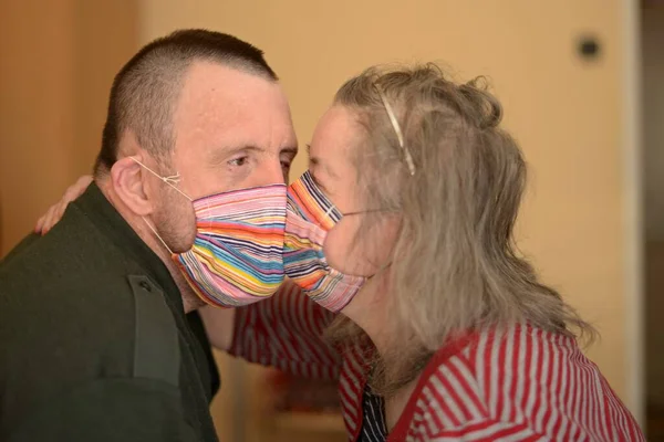 Ner Syndrom Kärlek Par Med Respirator Mask — Stockfoto
