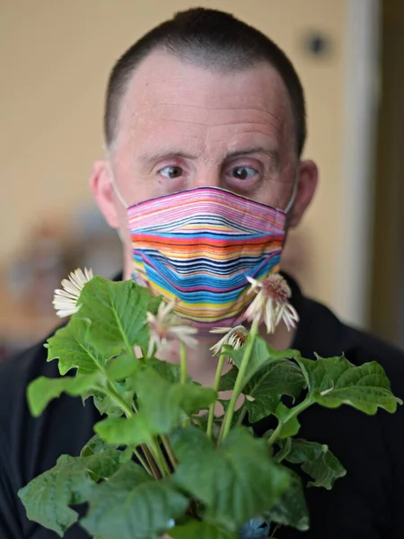 Hombre Con Síndrome Con Máscara Respiratoria — Foto de Stock